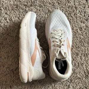 Women’s Brooks Ghost Max (Size 10) Cream!